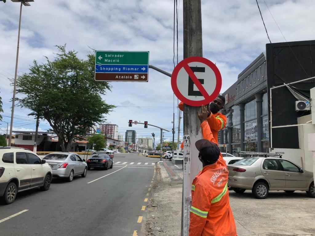SMTT reforça sinalização vertical de trânsito em vários pontos de Aracaju - SMTT Aracaju